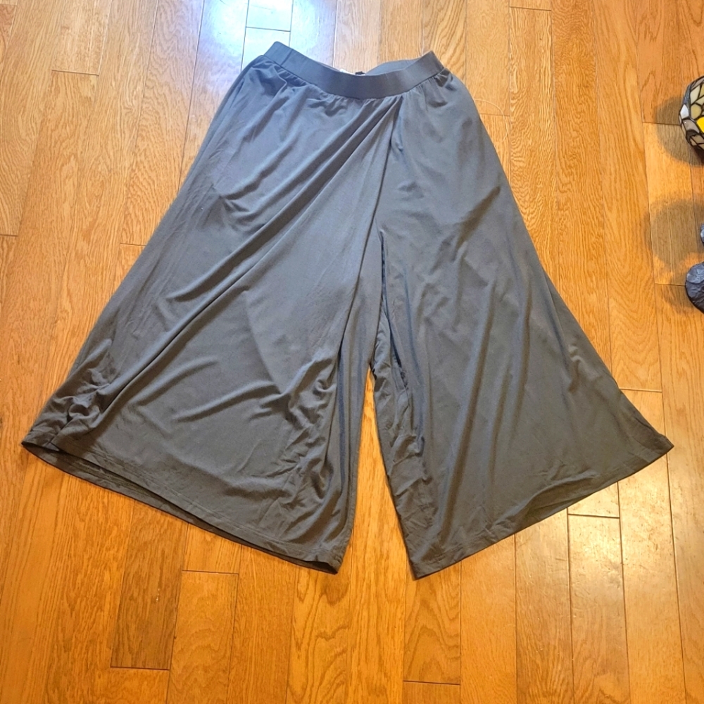 New loveriche knee knocker wide leg olive pant. Small